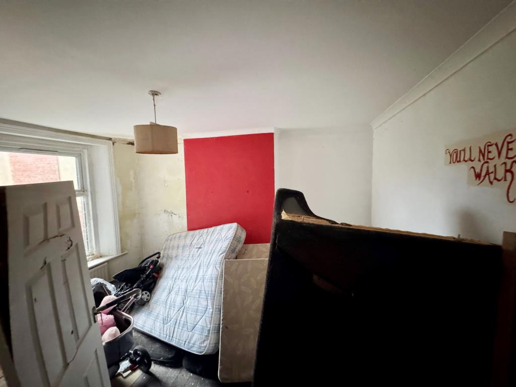 Lot: 107 - TWO-BEDROOM GARDEN FLAT FOR TOTAL REFUBISHMENT - Bedroom 2